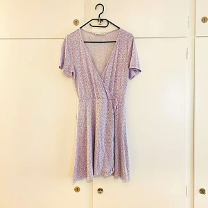 Klänning  - Fin ljuslila omlottklänning i gott skick 