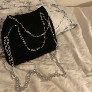 Väska  - Egenvirkad Stella McCartney liknande väska, i svart färg med silverkedja 🩷
