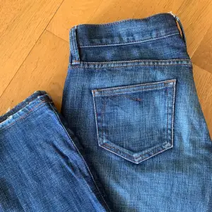 Lågmidjade jeans från H&M som jag sytt upp själv. Passar storlek 34/36 ☀️