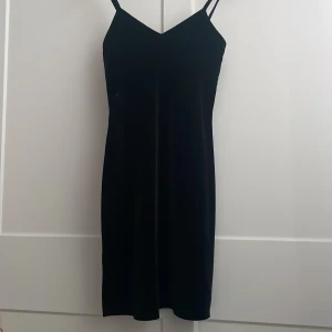 Jag säljer ett svart nattlinne/ klänning - Säljer ett svart nattlinne/ klänning man kan ha de både till att gå ut och att sova i  😇 den kom inte till användning.