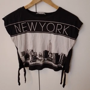 Svart T-shirt Barn - Svart tshirt till barn med knytbara band på båda sidor Magtröjs liknande längd  Katt finns i hemmet