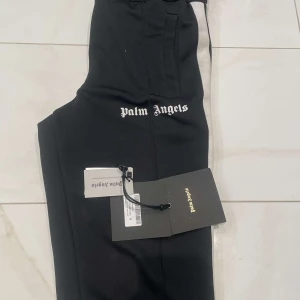 Palm angels byxor - Storlek Medium  Äkta självklart, finns lappar kvar men inte kvitto Vind 9-10 Nypris 4k