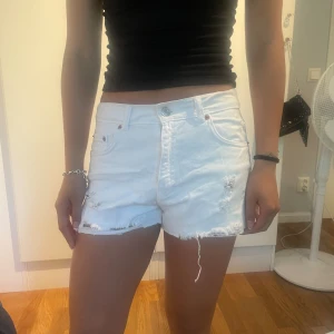 Vita zara shorts  - Så snygga vita zara shorts köpta på barnavdelningen, skriv privat vid frågor💓i så gott som nytt skick 