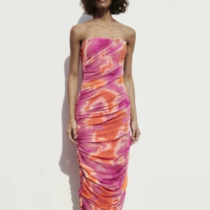 Oanvänd mönstrad tyllklänning  - Oanvänd klänning från zara med prislapp på. Storlek S  