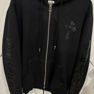 Chrome heart zip - En chrome hearts zip som är äkta men kvittot har råkat hamna i skräp posten Skick 8,5/10 pris kan diskuteras kan dock bara betala med PayPal för min bank är helt skum så jag kan inte betala utan paypal. 