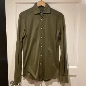 Eton skjorta - Eton skjorta i stolek xs, Skjortan är näst intill aldrig använd och därmed i väldigt bra skick