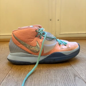 Nike Concepts X Kyrie 6 ’Khepri’ - Säljer mina absolut favorit basketskor! Världens skönaste skor dessutom. Super bra grepp och dom är framförallt väldigt snygga. SKICKAS I ORGINALBOXEN!! - Retail priset på dessa är allt emellan 173-672 USD$ 🏀🏀