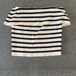 Off shoulder topp - Har ej kommit till användning och säljer därmed denna finna topp