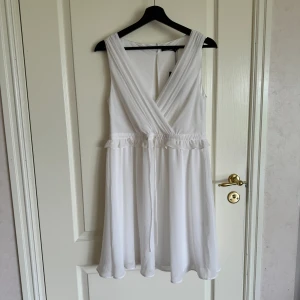 Vit klänning - Perfekt till studenten eller skolavslutning eller för sommaren generellt. Oanvänd med prislapp kvar. Superfin men kommer tyvärr inte till användning