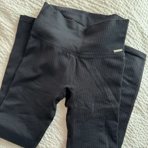 Aimn träningstights  - Använda ett fåtal gånger och i bra skick. Har däremot blivit lite nopprig på baksidan (se sista bilden) men borde gå att få bort. 