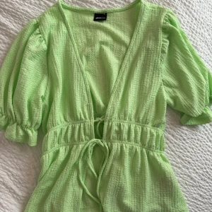 Sommartopp - Oanvänd somrig topp från Gina tricot. 