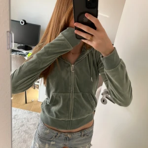 Juicy kofta grön - Säljer nu denna Juicy kofta, den är bara använd 1 gång och är i jätte bra skick. 💕 Säljer den då det inte var min stil!🌟 Köpare står för frakt!