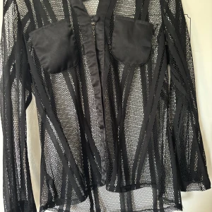 Blus - Fin genomskinlig blus som man kan ha vardagligt ellet klä upp. Använd 1 gång 