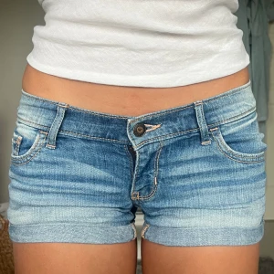 Hollister shorts - Midjemått: 36cm rakt över