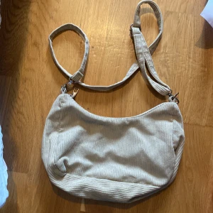 Beige väska  - Rymlig axelväska (se bild referens)  Fint skick Åris 49kr