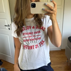 Zadig Voltaire t-shirt - Tänkte kolla intresset på denna Zadig Voltaire topp! Så snygg och unik. Använd fåtal gånger så i toppskick! Hör av er så kan jag aktivera ”köp direkt”❤️