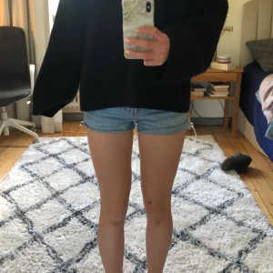 Zara jeansshort  - Jättefina jeansshort från Zara i storlek 34. Hör av er vid frågor eller intresse!