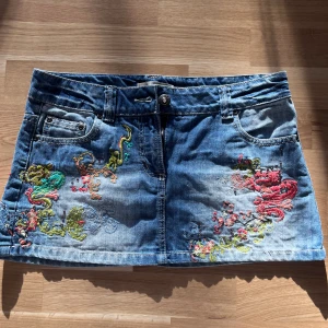 denim mini kjol med små detaljer  - redan köpt second hand, bra skick, vintage