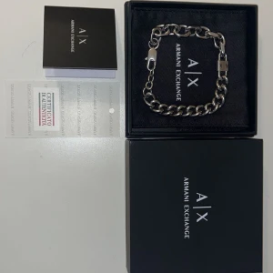 Armani Exchange Armband - Säljer denna äkta Armani armband i silver fick den som present och aldrig använt den box och certifikat som visar att den är äkta följer med vi köp  Priset kan diskuteras 