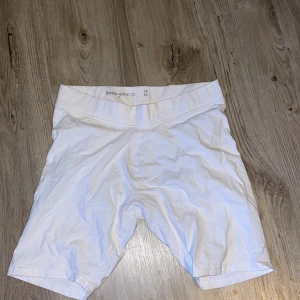 Vita cykelbyxor - Vita cykelbyxor i storlek 48/50. Aldrig använda så bra skick! 
