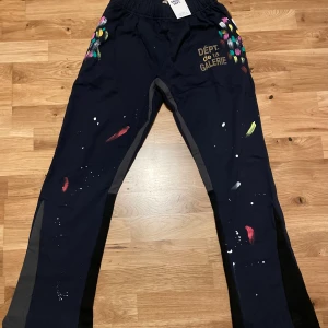 Gallery Dept Navy Blue Flared SweatPants - Pris kan diskuteras vid snabb och smidig affär 🤝 Lite tightare vid midjan FYI Dessa är strl L
