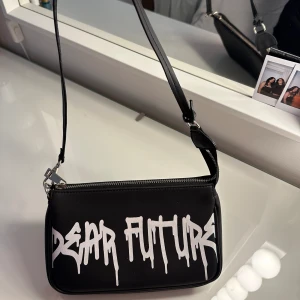 Väska - Jätte fin väska från madlady, använd nån enstaka gång, fräsch & inga skador på🩷 