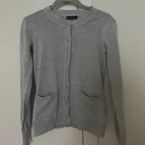 Cardigan - Supersöt kofta nu till sommaren. Från Only i storlek s, men skulle säga att den är liten i storleken. Säljer då jag redan har flera andra 💗