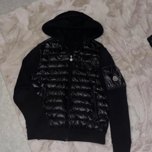 Moncler cardigan - Moncler cardigan Cond 8,5/10 Finns ett minimalt hål som man ser på sista bilden annars väldigt fint skick! Inget fast pris men inga scam bud tack. Size L