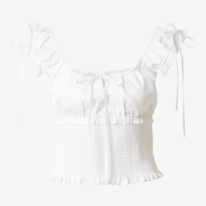 Vit sommartopp  - Den perfekta vita sommartoppen. Storlek M/38. Den är HELT ny med prislappen fortfarande på. Ordinariepris: 569kr