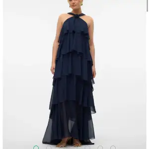 Säljer denna superpopulära långklänning från Felicia Wedins kollektion med Vero Moda. Den är i storlek s och endast testad! Säljer då jag hittat en annan balklänning! 