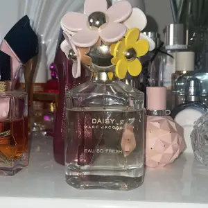 80ml kvar, fått som present men inte min typ av doft. Om du gillar blommiga fräscha lukten så är den här parfymen perfekt för dig. Pris kan diskuteras 