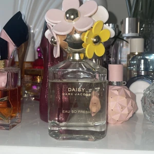 Marc Jacobs- Daisy - 80ml kvar, fått som present men inte min typ av doft. Om du gillar blommiga fräscha lukten så är den här parfymen perfekt för dig. Pris kan diskuteras 