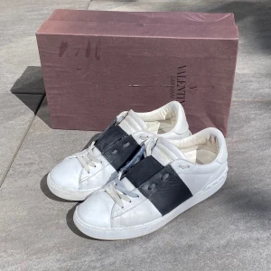 valentino open - strlk 42 - svin bra skick, lite tecken på användning men fortfarande hela. Box ingår med skorna, pris kan diskuteras vid snabb köp.