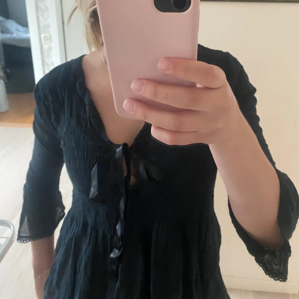 Säljer denna supersöta blus då den tyvärr inte kommer till användning❤️ Köpt här på Plick💞💞💞 Jag är osäker på storleken, skulle säga XS/S. Förra säljaren sa att den var från ”Odd Molly” men är osäker då det inte står nånstans. Se bild🥰Skriv vid frågor. Puserot.