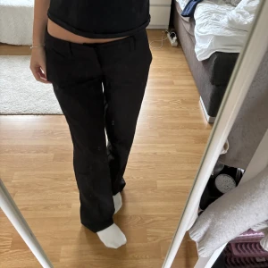 Kostymbyxor - Lågmidjade kostymbyxor från bikbok. Jättefina men säljer då de är för stora för mig💗