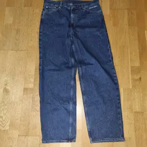 Baggy sweet sktbs jeans i mörkblå. Som man ser längst ner på byxorna är de använda ungefär 2 ggr, därmed priset eftersom de är som nya (Ny pris 699). Mitt pris: 349🙂