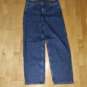 Sweet Sktbs Jeans - Baggy sweet sktbs jeans i mörkblå. Som man ser längst ner på byxorna är de använda ungefär 2 ggr, därmed priset eftersom de är som nya (Ny pris 699). Mitt pris: 199