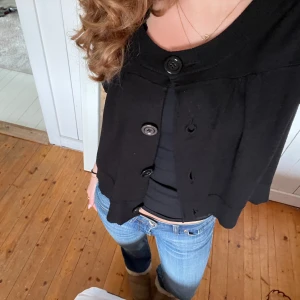 Kofta  - Säljer denna snygga svarta kofta 