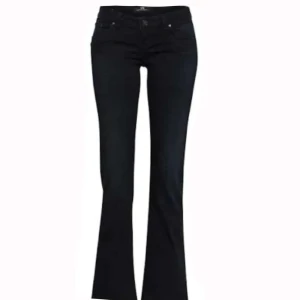 Ltb jeans  - Säljer dessa Ltb jeansen som är i mycket bra skick (använda få gånger) De är nattblå i färgen men ser ut som svarta enligt mig.  Storlek: 26•34  Köpte från about you för ca 900kr