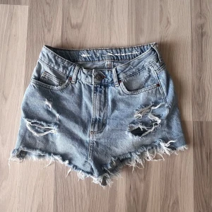 Blå jeans shorts  - Jeans shorts ifrån never denim i fint skick!