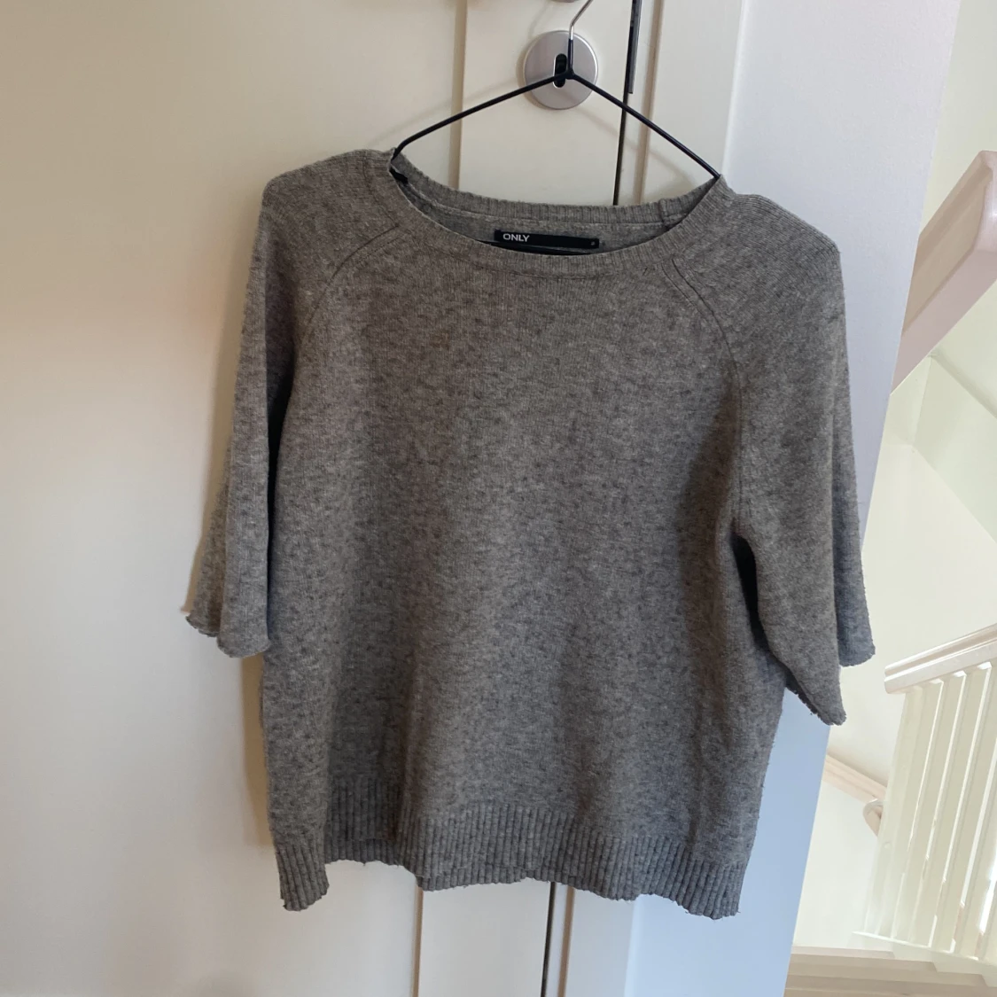 Grå stickad t-shirt  - 90