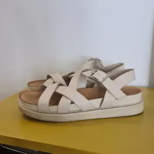 Leather sandals from Vagabond used 2-3 times. Small markings on the inside of the shoe (seen on picture).