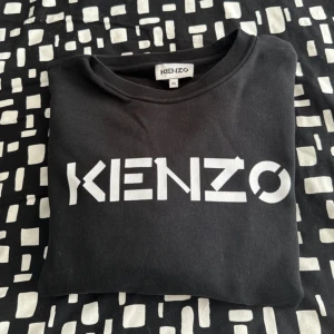 Långärmad Kenzo tröja  - Använts några gånger men annars bara legat i garderoben. Storlek M 