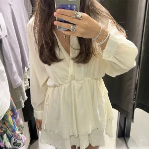 Zara klänning - Klänning köpt här på plick. Står storlek M men den är liten i storleken så passar en xs/s. (Bilder från förra ägaren)