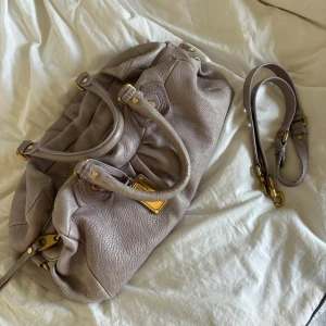 Marc jacobs - Säljer min fina marc jacobs väska då den inte kommer till användning längre, den är sparsamt använd med ingen större deffekt men täcken på användning därav priset🥰🥰