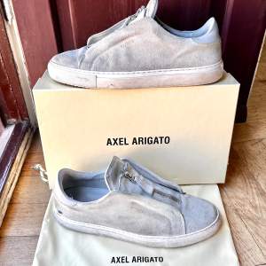 Tja! Nu säljer vi ett par Axel arigato skor i storlek 43, de är i bra skick. Hör av er vid minsta fråga eller fundering! Box och dustbag ingår.