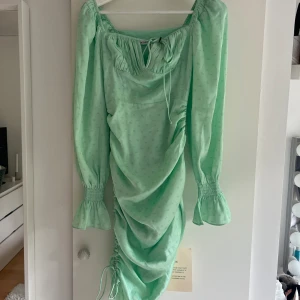 Adoore klänning  - Säljer denna fina, oanvända klänningen från Adoore då den är för liten för mig. Storlek 34. Prislapp kvar. 400 kr🌸