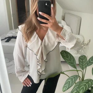Blus - Super snygg blus som aldrig är använd som ny!