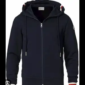 Säljer en moncler hoodie i storlek S för endast 2999 nypris 5200, om du undrar något så hör bara av dig.
