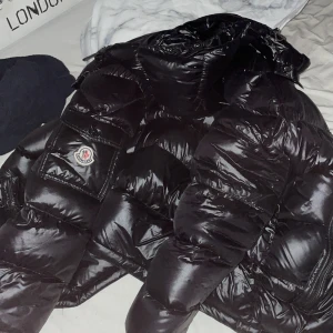 Moncler maya - Daga å sälja moncleren tyvärr. Den är knappt använd och som helt ny i skicket.